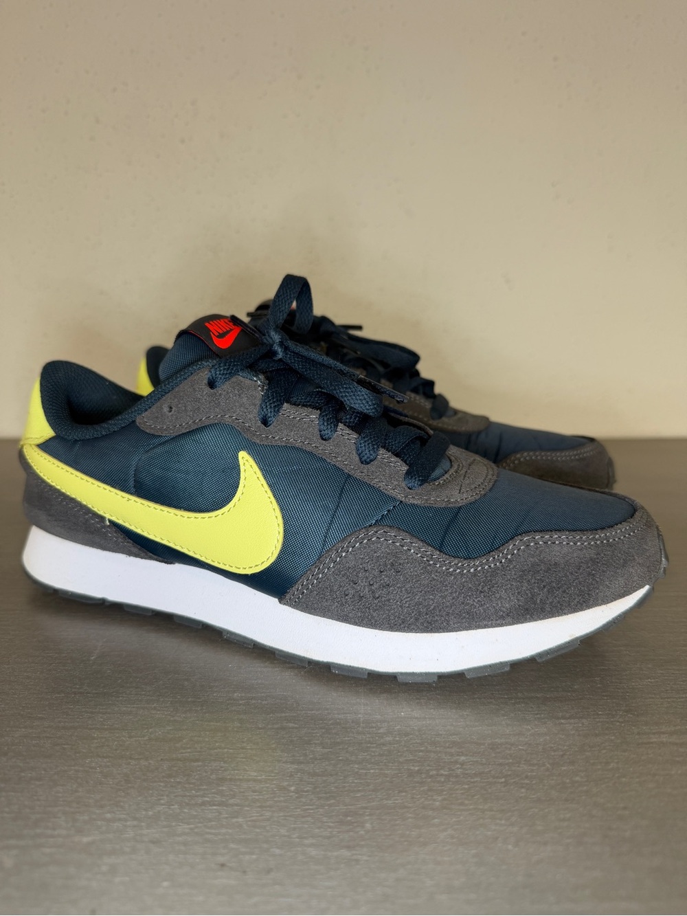 Nike MD Valiant Deep Ocean Limelight Youth Size 6.5Y Running Shoes CN8558-400